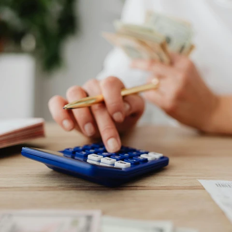 Jak skutecznie zarządzać domowym budżetem i unikać pułapek finansowych