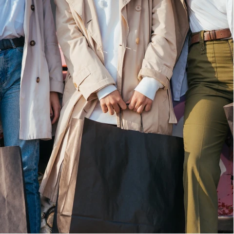 Jak mądrze kupować ubrania i akcesoria, by oszczędzać i wyglądać stylowo?